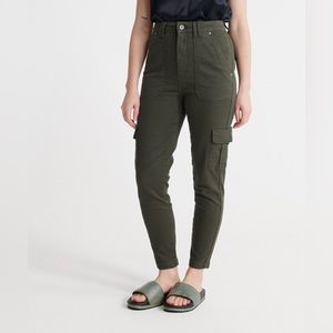 Superdry 90’s Flash Cargo Pants. 6 pocket design. Button and zip fastening.